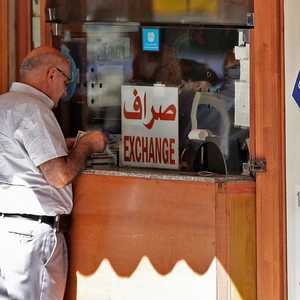 الليرة اللبنانية تهبط إلى مستوى قياسي أمام الدولار