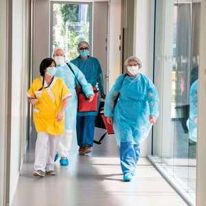 عاملون بالمجال الصحي في فرنسا