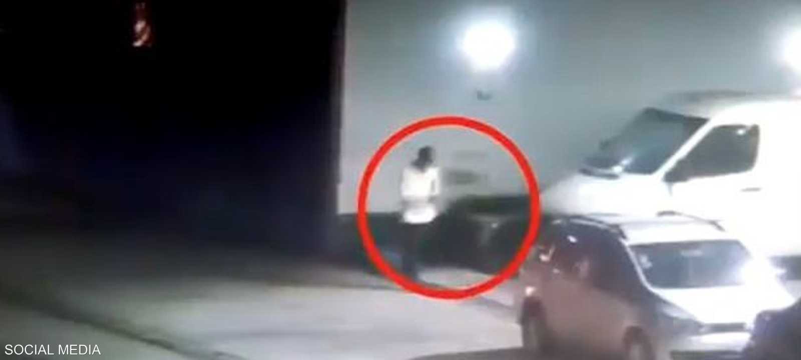 الرجل شوهد في منطقة فارغة قبل أن يقع في قبضة الشرطة