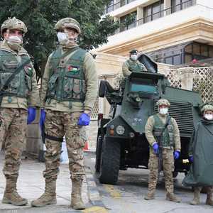 جنود بالعاصمة الأردنية عمان لتطبيق أوامر الإغلاق بسبب كورونا