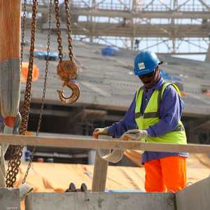 العمل مستمر في ملاعب قطر رغم التحذيرات