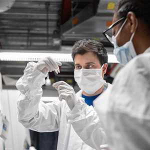 علماء يحملون عينات من أشخاص تعافوا من فيروس كورونا بنيويورك