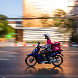 الخبراء يحذرون من احتمال انتقال كورونا عبر عمال توصيل الطعام