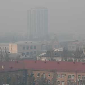 المباني مغطاة بالدخان الناتج عن الحرائق في كييف