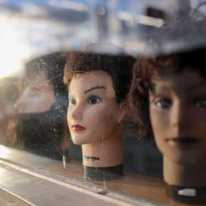 يحاول مصففو الشعر التغلب على إجراءات العزل