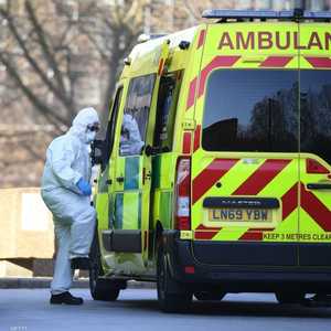 يسابق الأطباء الزمن لعلاج المصابين بكورونا في بريطانيا