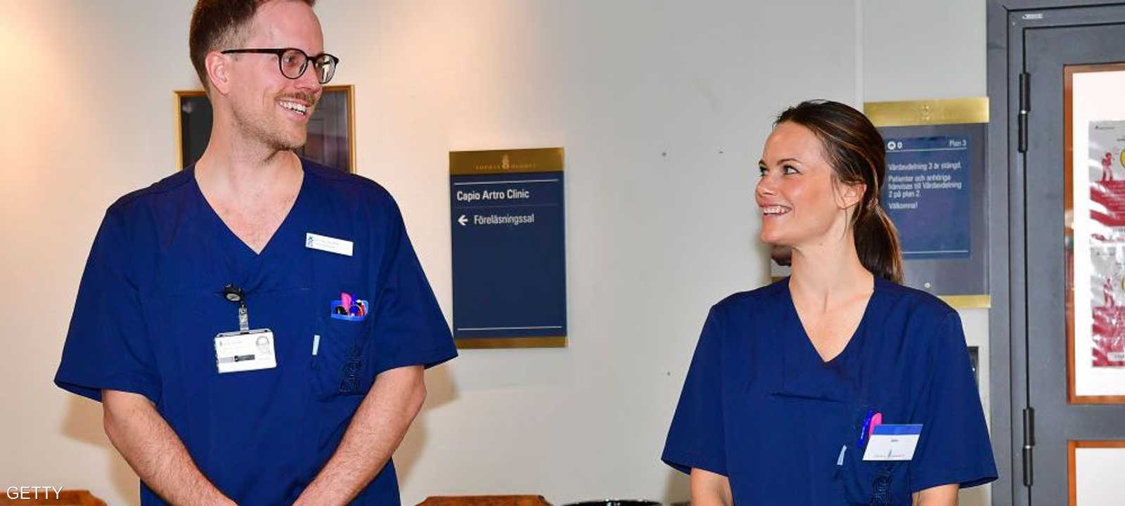 الأميرة صوفينا مع أحد الممرضين بمستشفى صوفيا هيمينت