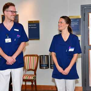 الأميرة صوفينا مع أحد الممرضين بمستشفى صوفيا هيمينت