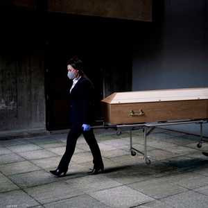 قواعد التباعد الاجتماعي تنص على مشاركة قلة في الجنائز