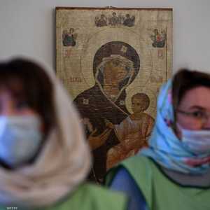 سيدتان في موسكو ترتديان كمامات واقية