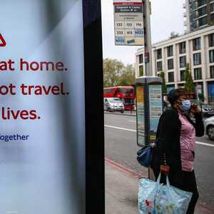 سيدة ترتدي كمامة واقية في أحد شوارع لندن