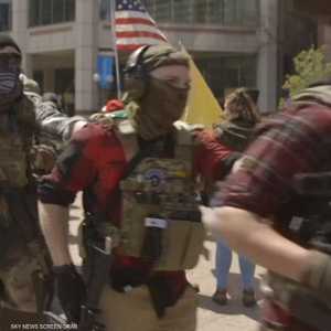 أميركيون مدججون بالسلاح يتظاهرون لرفع قيود الحظر