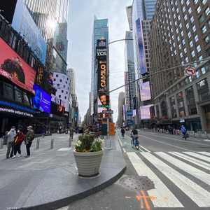 ساحة تايمز سكوير الشهيرة في نيويورك خالية من الزوار