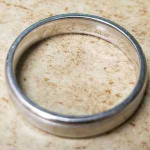 الخاتم مكتوب عليه اسم الزوج وزوجته