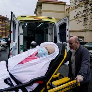 عجوز مصاب بمرض "كوفيد-19" يجري نقله إلى المستشفيات بإسبانيا