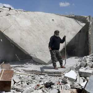 طاهر المطر يقف فوق أطلال منزله ببلدة النيرب شمالي سوريا