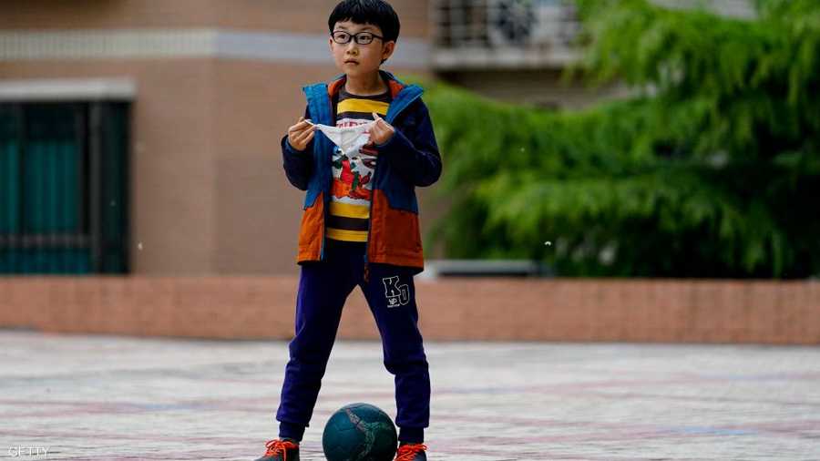 الكمامة ثم الكرة في بكين.