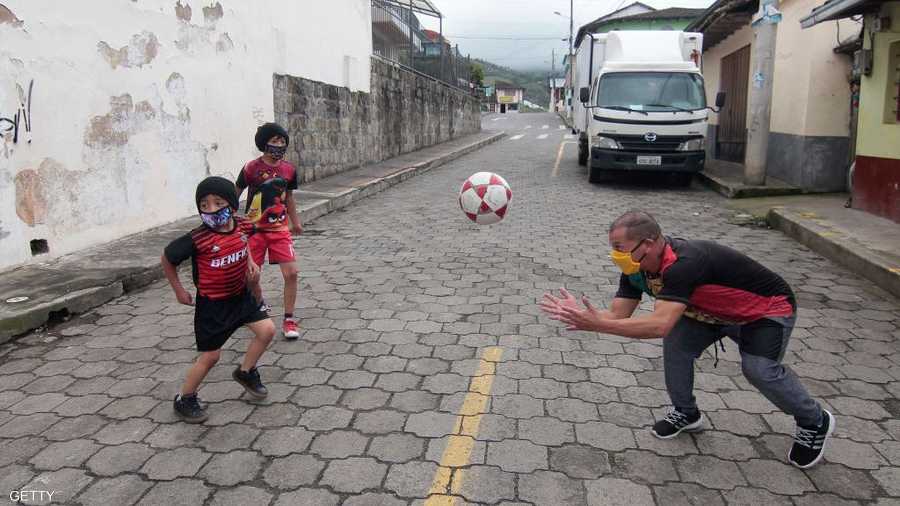 أب حريص على تدريب أطفاله في الإكوادور.