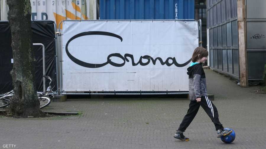 عبارة كورونا بالخط العريض أرعبت الطفل الهولندي في مدينة هاغ.