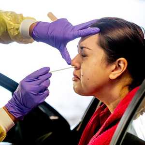 اختبارات الكشف عن كورونا تقوم على جمع عينة من أنوف الأشخاص