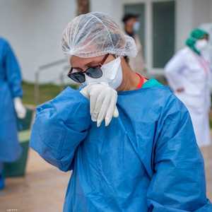 طبيبة مغربية ترتدي كمامة واقية في إحدى المستشفيات