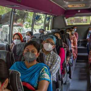 هنود بالأقنعة الطبية داخل حافلة