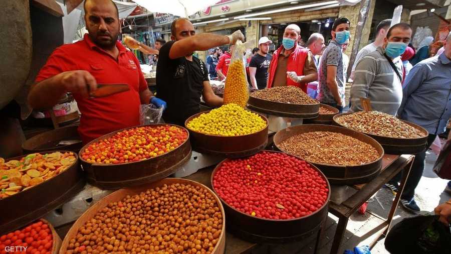 الإقبال متواضع وبالكمامات على شراء المكسرات في العاصمة الأردنية عمان.