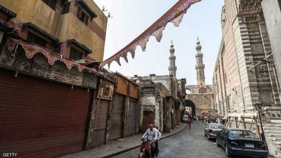 شوارع القاهرة لا تعج بالسكان كعادتها في رمضان.