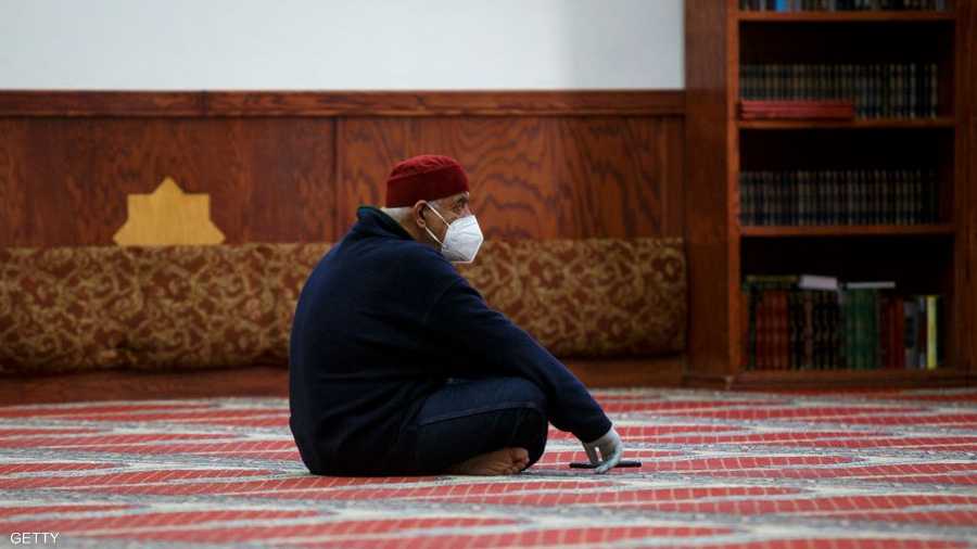 مصل وحيد يرتدي القناع الطبي في أحد مساجد مدينة ديترويت الأميركية.