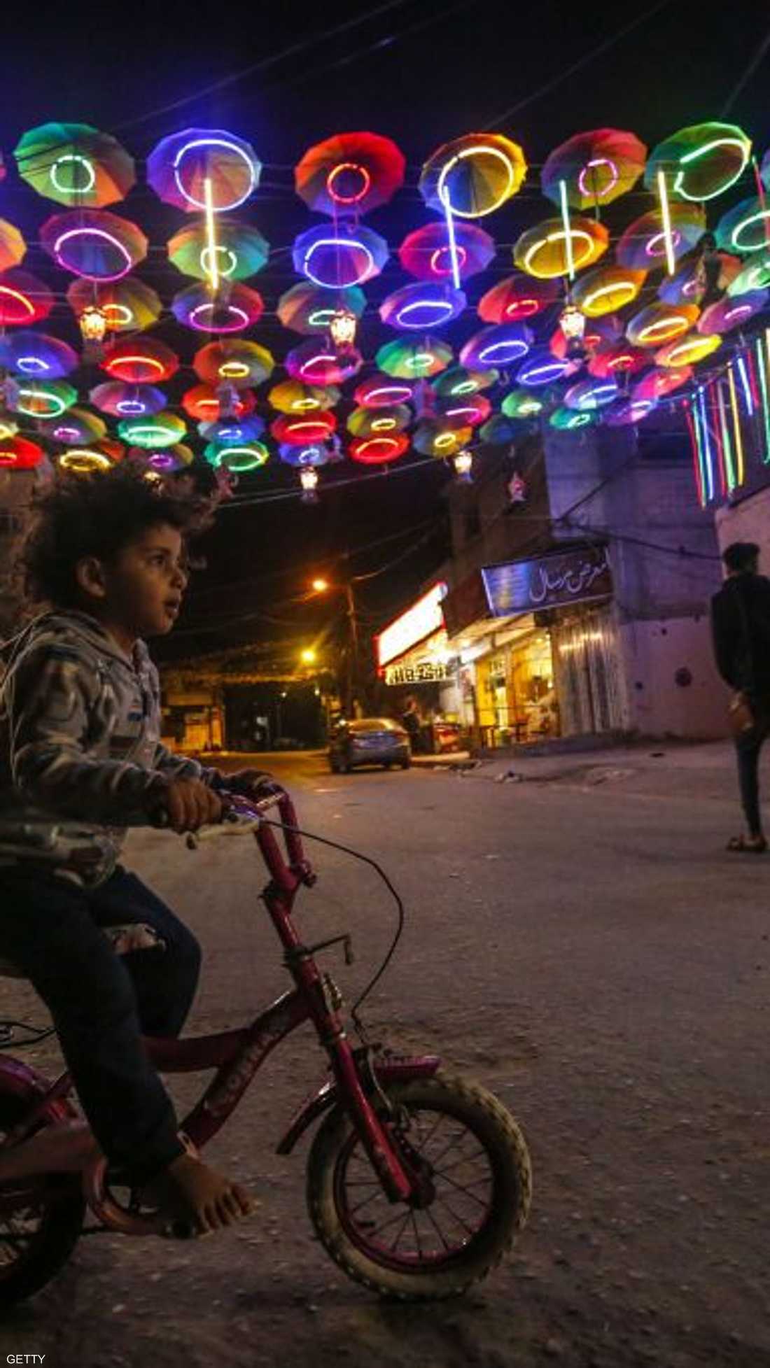 طفل فلسطيني في شوارع غزة في أول أيام رمضان.