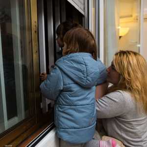 قالت الحكومة إنها ستسمح بخروج الأطفال دون سن 14 عاما