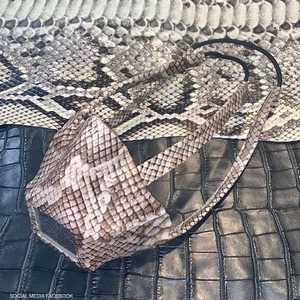 كمامات من جلود الثعابين