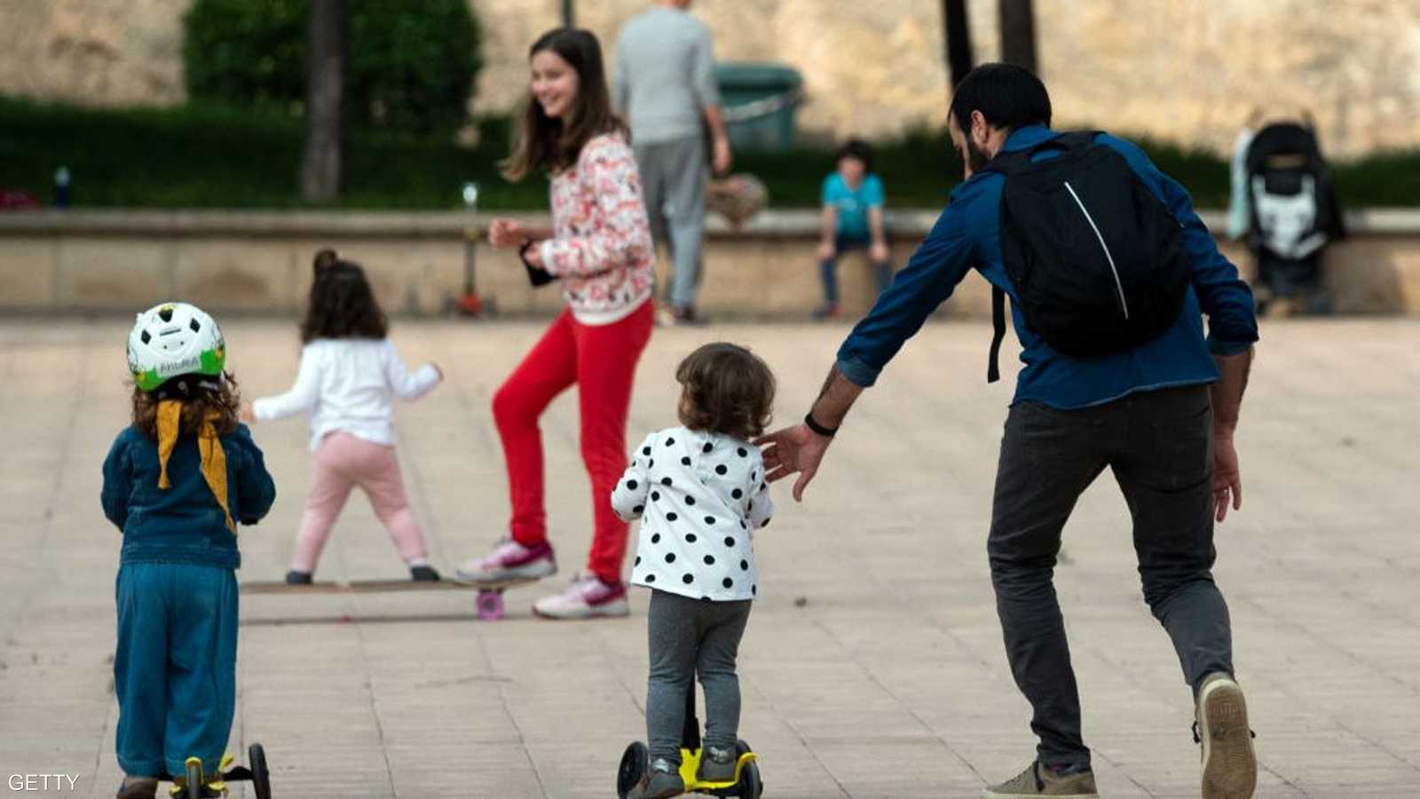 السلطات أوصت الآباء والأطفال بغسل الأيدي قبل وبعد الخروج من المنزل.