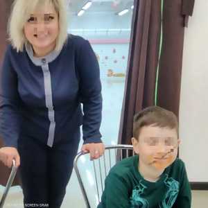 الأم بين طفليها القاتل والقتيل