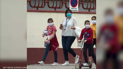 إسبانيا.. الأطفال في نزهة بعد أسابيع من الإغلاق