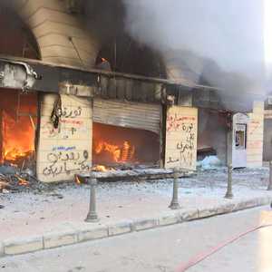 محتجون يحرقون واجهات عدد من المصارف في طرابلس