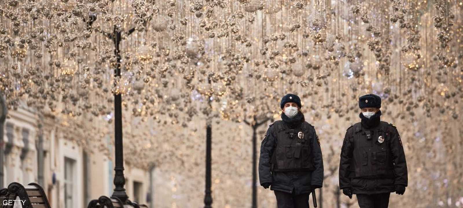 رجلا شرطة يرتديان كمامات واقية في العاصمة موسكو