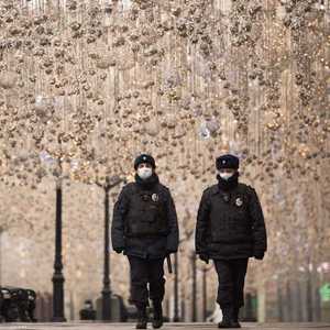 رجلا شرطة يرتديان كمامات واقية في العاصمة موسكو