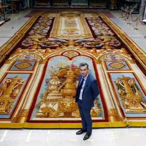 رئيس مجموعة الأثاث الوطنية أمام سجادة تعرضت للحرق في نوتردام