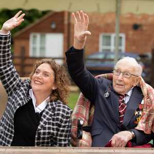 توم مور يلوح لطائرات عسكرية حلقت احتفالا بعيد ميلاده الـ100