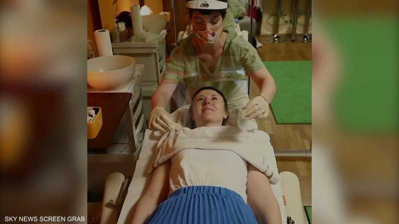 أدوات مبتكرة لمصففة شعر تبدد مخاوف زبائنها