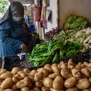تشتري الخضراوات من أحد أسواق العاصمة الجزائر