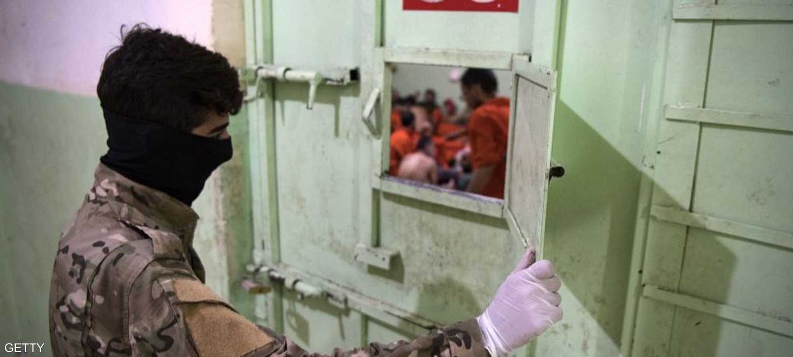 عناصر من داعش في سجن تشرف عليه قوات سوريا الديمقراطية