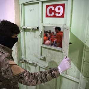 عناصر من داعش في سجن تشرف عليه قوات سوريا الديمقراطية