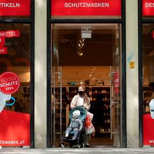 فتحت المحال التجارية الصغيرة أبوابها الشهر الماضي