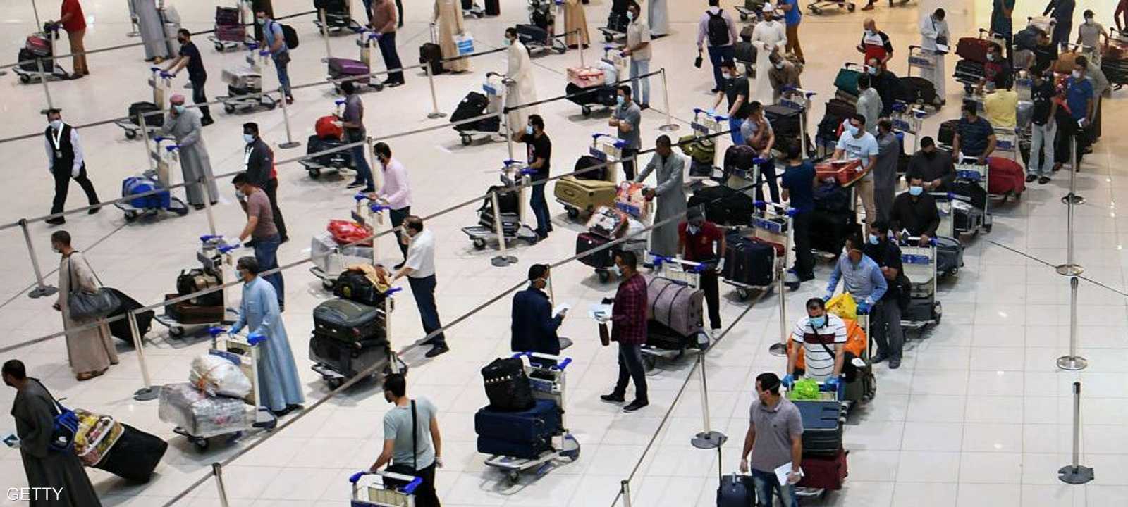 مصريون ينهون إجراءات مغادرتهم بمطار الكويت الدولي.