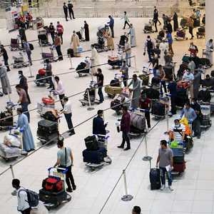 مصريون ينهون إجراءات مغادرتهم بمطار الكويت الدولي.