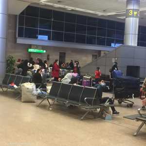 مجموعة من المصريين القادمين من الكويت بمطار القاهرة