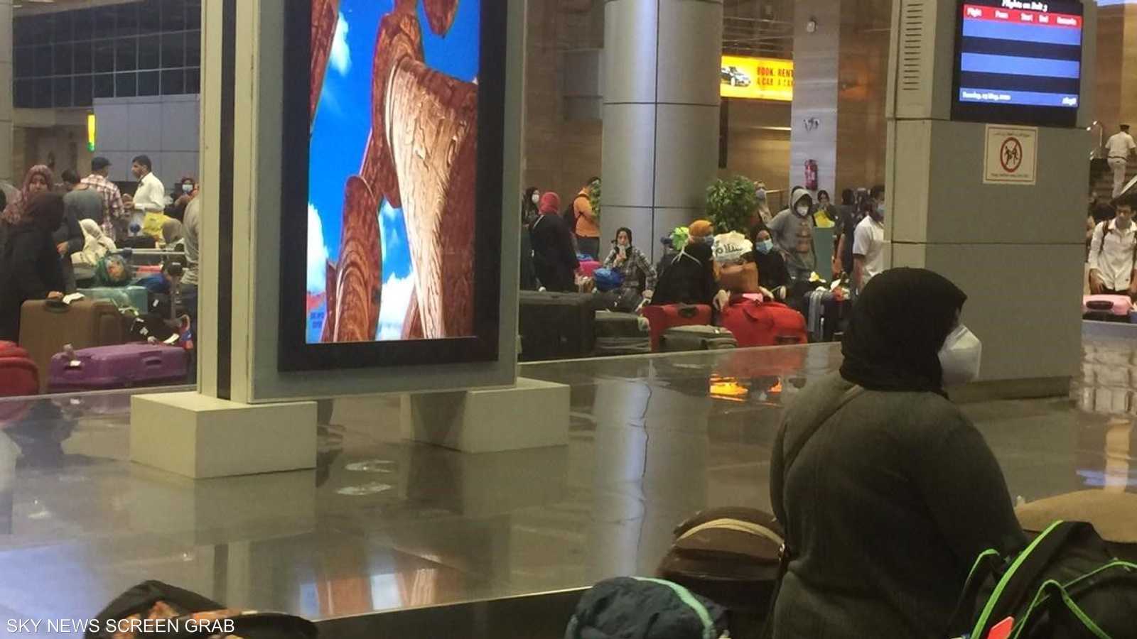 وصول المصريين القادمين من الكويت لمطار القاهرة.