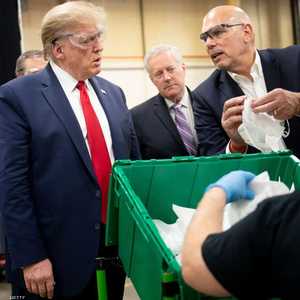 تفقد ترامب مصنعا لإنتاج الكمامات في ولاية أريزونا